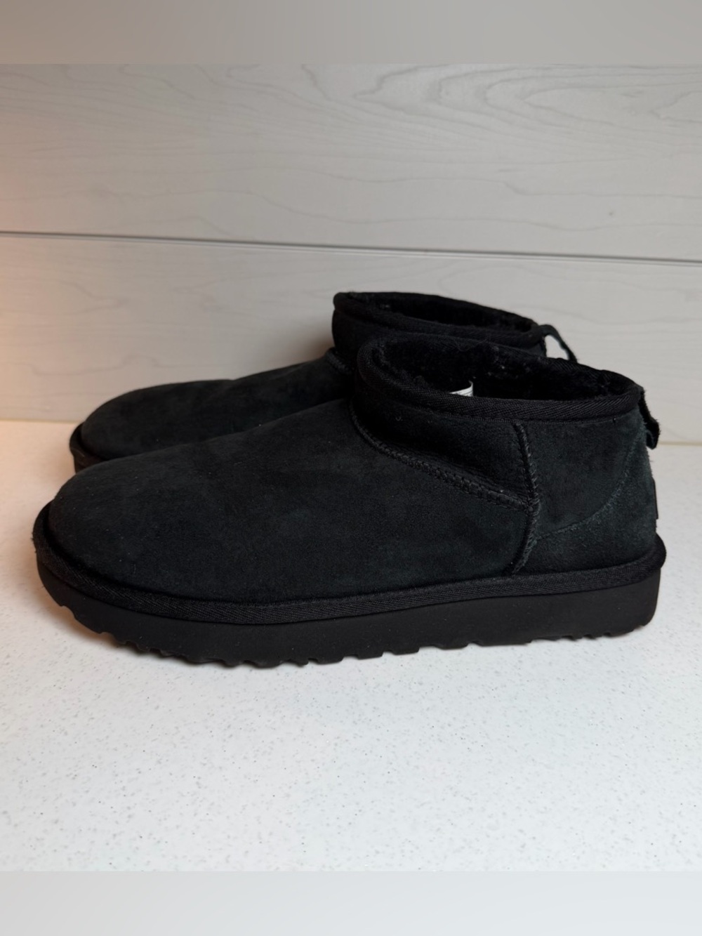 Ugg Women’s Classic Ultra Mini Boot in Black Size 9 - Picture 4 of 8